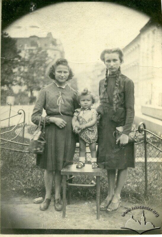 Портрет двох жінок з дитиною, 1945