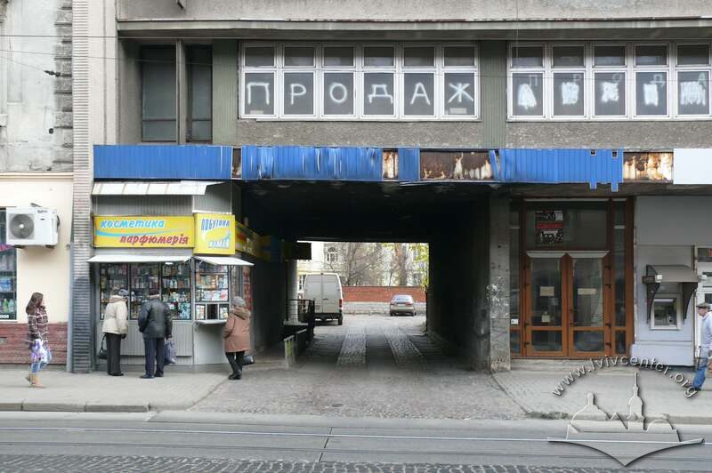 вул. Франка, 23а. Фасад. У подвір'ї будинку розташовувався кінотеатр "2-й літній" (1955–1970-і).