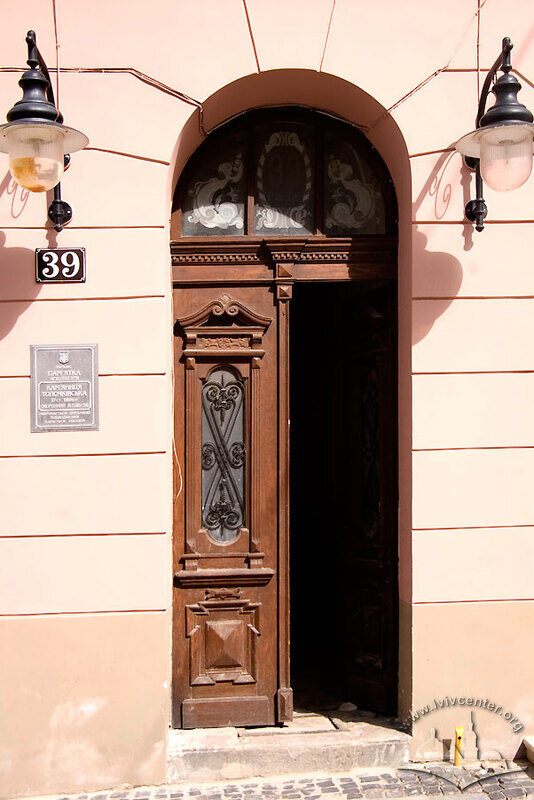 Пл. Ринок, 39. Головний портал до будинку з характерною історизму столяркою