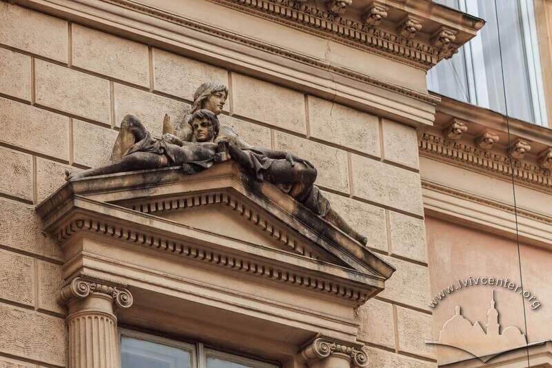 Вул. Січових стрільців, 3. Трикутний сандрик над одним з вікон 2-го поверху