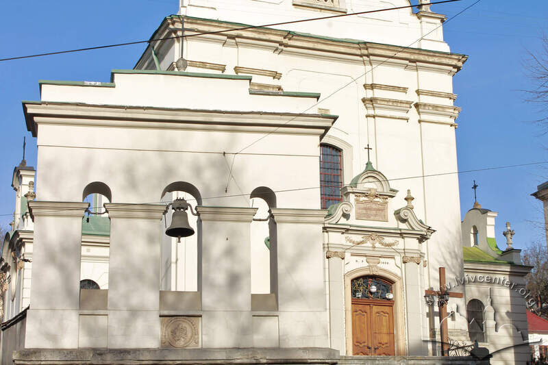Вул. Личаківська, 49а. Вид на триаркову дзвіницю костелу