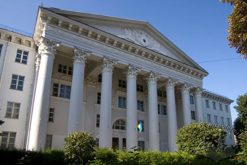Вул. Пекарська, 50. Портик у центрі головного фасаду