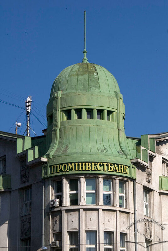 Вул.Гнатюка, 2. Дахове завершення над наріжником будинку