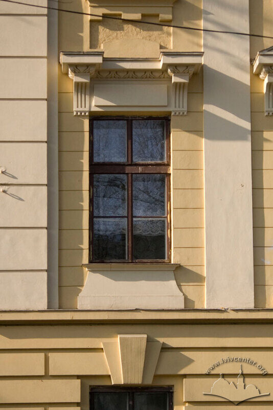 Вул. Бандери, 14. Вікно 2-го поверху