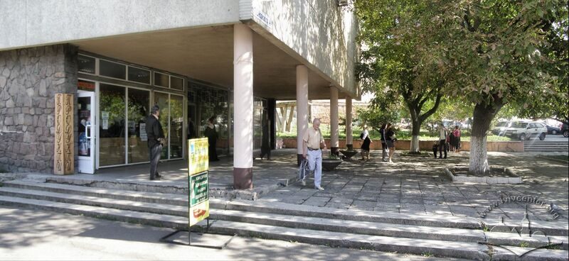 Просп. В. Чорновола, 4. Вхідна частина будинку