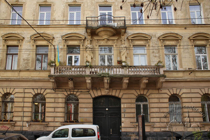 Вул. Крушельницької, 1. Фрагмент головного фасаду