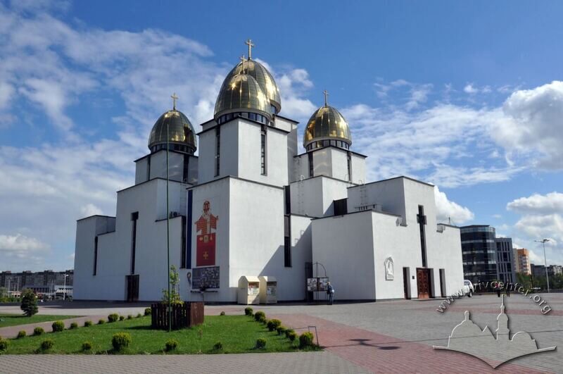 Просп. Червоної калини, 70. Вигляд церкви з півночі