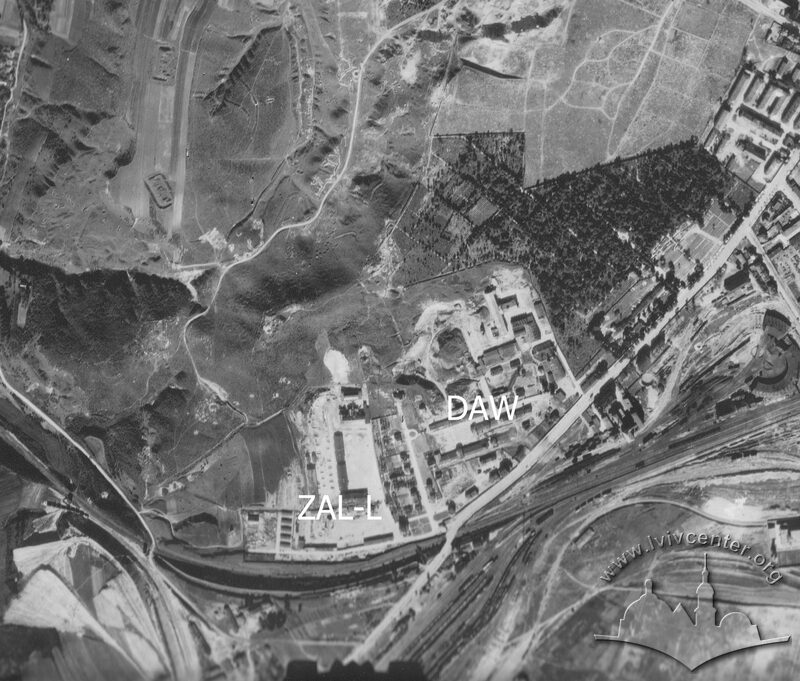 Територія Німецької фабрики спорядження (DAW) на аерофотозйомці 1944 року, поряд розташований табір примусової праці ZAL-L. Дві частини табору розділяє вулиця, яка сьогодні має назву Татарбунарська