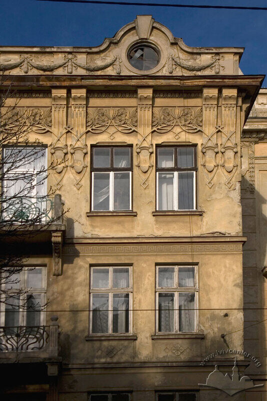 Вул. Бандери, 16. Фрагмент головного фасаду в рівні 2-3-го пов.
