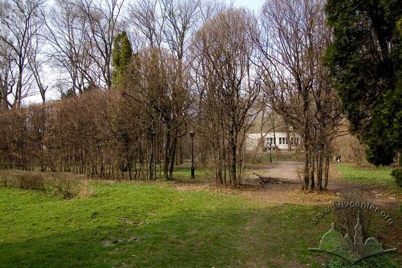Вул. Стрийська. Південна частина Стрийського парку. Раніше в цих місцях розташовувався стадіон українського спортивного товариства «Сокіл-Батько»