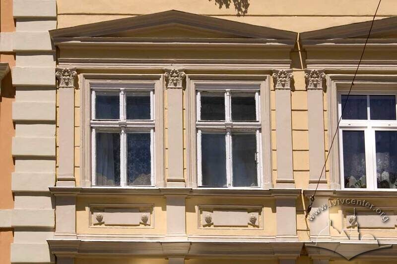 Пл. Ринок, 37. Вікна ІІІ-го поверху