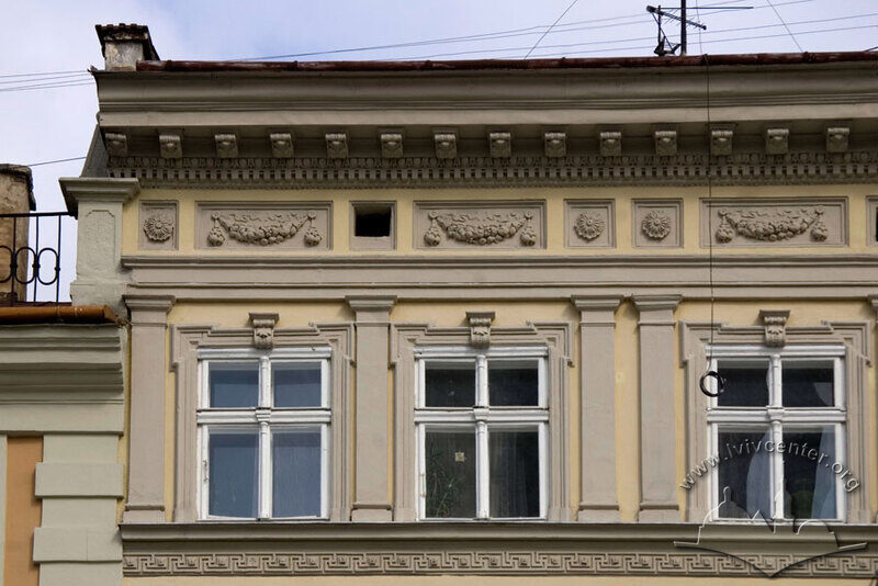 Пл. Ринок, 37. Фрагмент фасаду в рівні IV-го поверху
