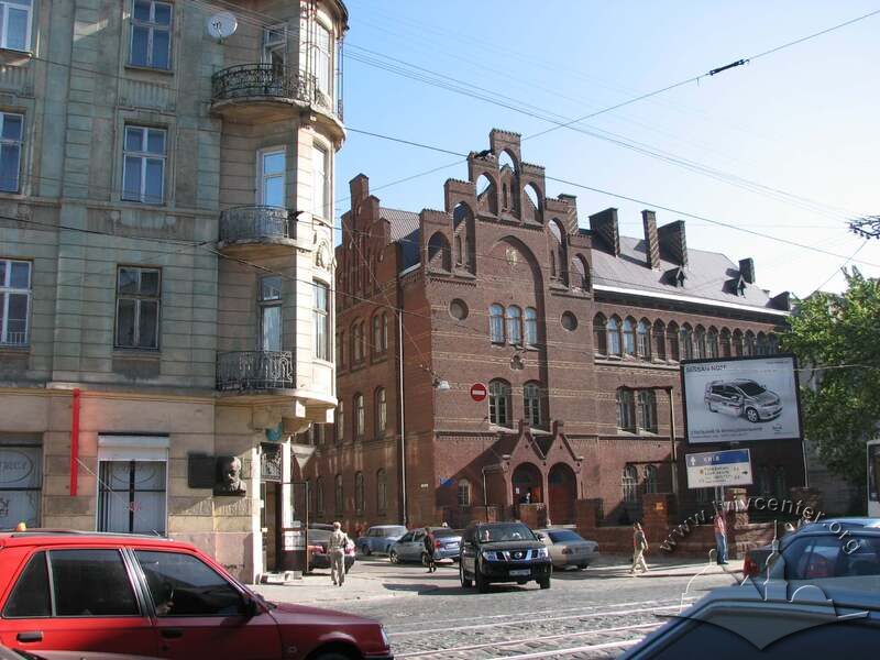 Вул. Леонтовича, 2 - вигляд будинку з вул. Городоцької