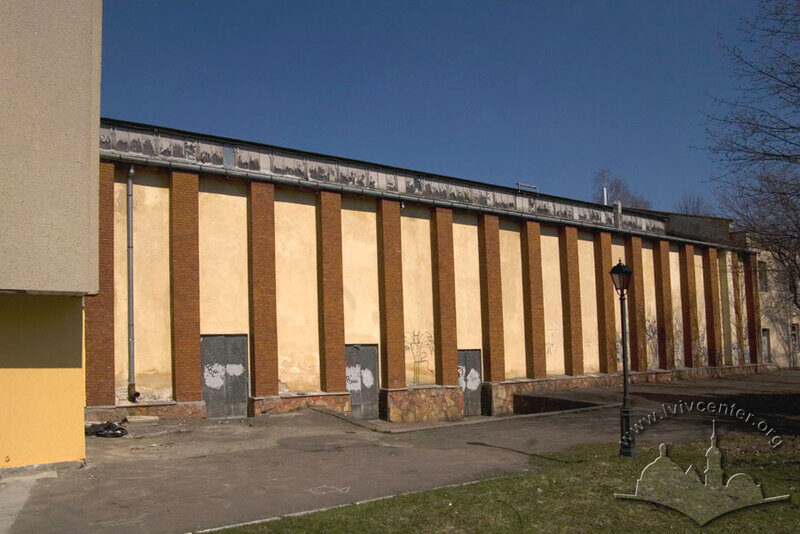 Вул. У. Самчука, 12. Фрагмент південного фасаду