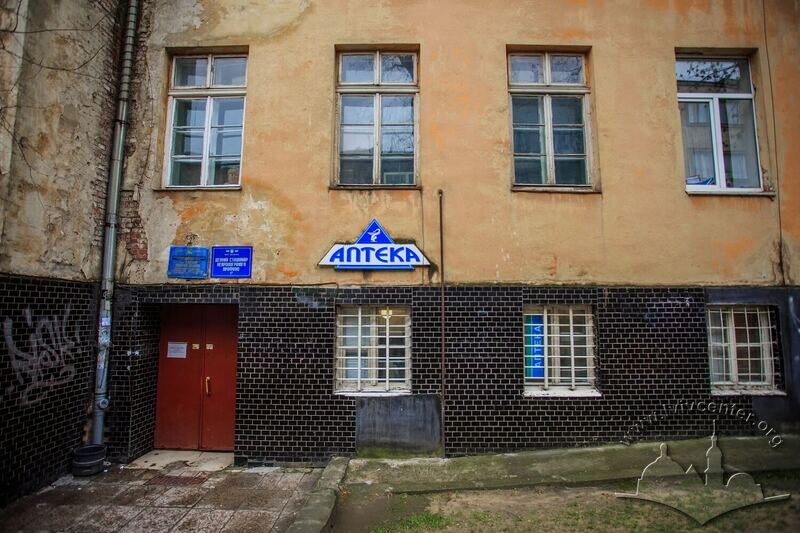 Вул. Генерала Чупринки, 45. Вхід до приміщень аптеки у цокольному поверсі будинку