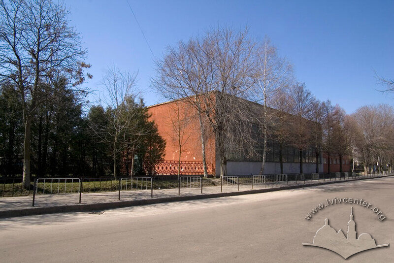 Вул. Патона, 1. Адміністративний корпус спорткомплексу