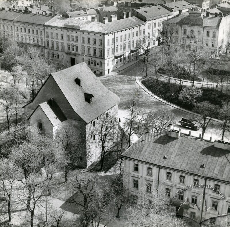Gunpowder Tower and a fragment of the Grammar School building in the 1970s-1980s
