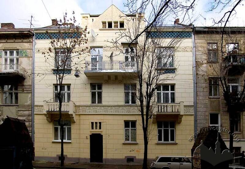 Вул. Богуна, 7. Будинок в оточуючій рядовій забудові