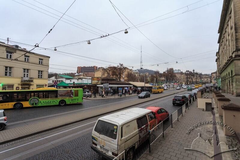 Вул. Торгова і пл. Осмомисла. У центрі фото – ринок "Добробут". Раніше тут розміщувався Краківський ринок.