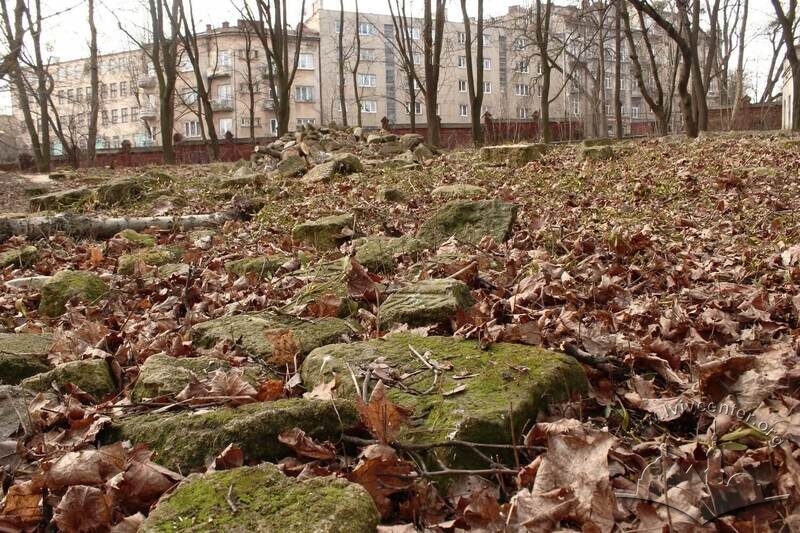 Залишки мацев – надгробних каменів зі зруйнованого цвинтаря