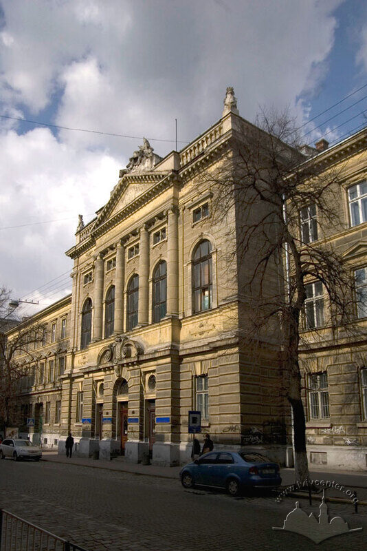 Вул. Князя Романа, 1. Центральний ризаліт з головним входом