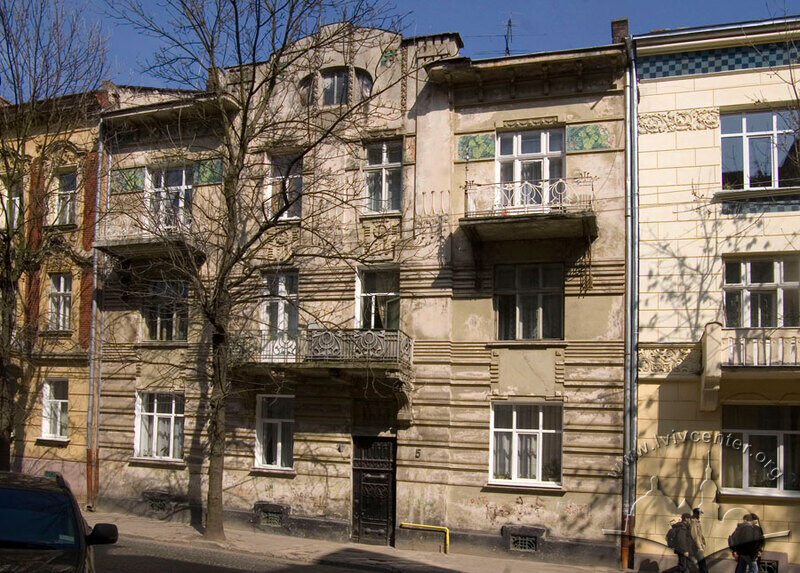Вул. Богуна, 5. Вид на головний фасад будинку