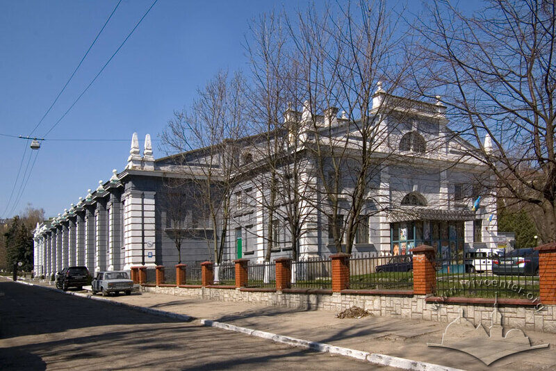 Вул. Генерала Грекова, 1. Загальний вигляд будівлі спортзалу.