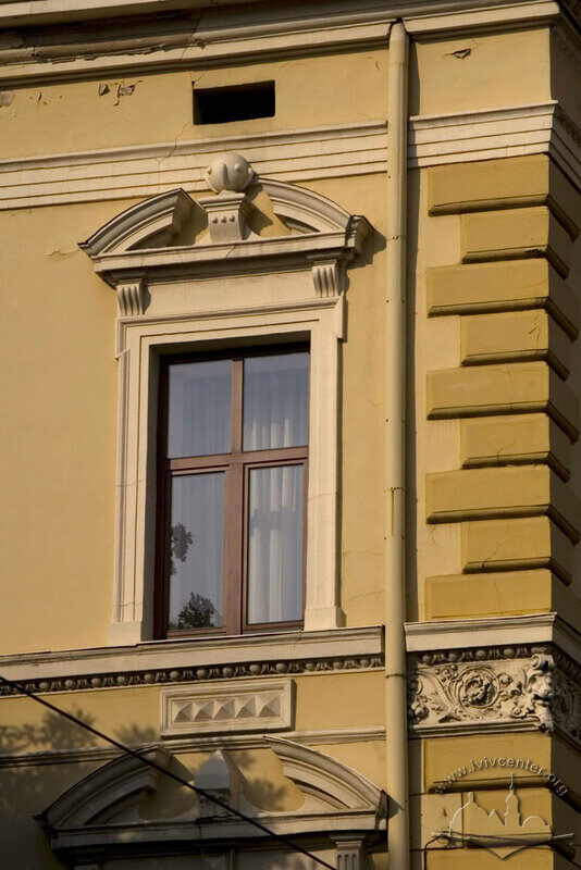 Просп. Свободи, 12. Фрагмент фасаду з вікном ІІІ-го пов.
