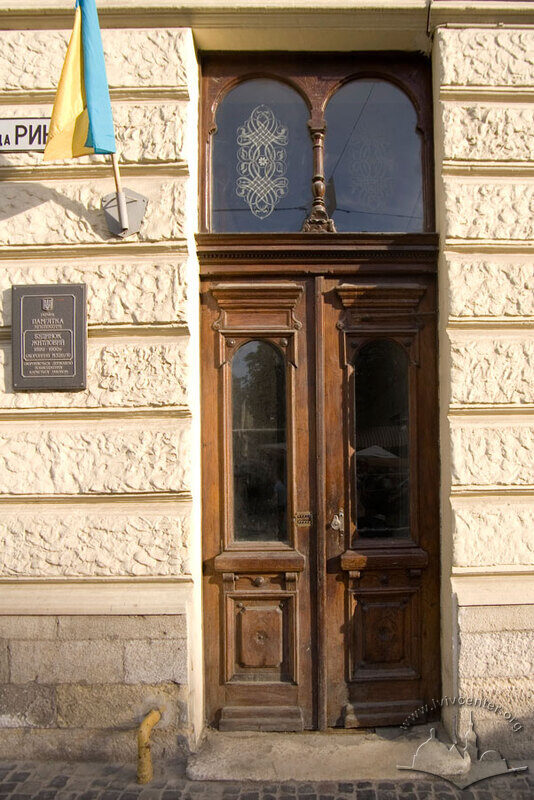 Пл. Ринок,11. Головний портал будинку зі збереженою дверною столяркою періоду історизму