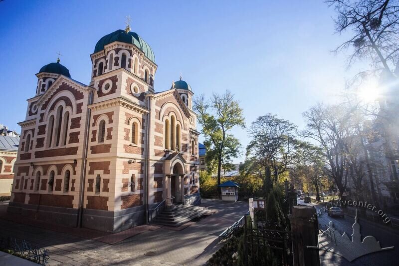 Вул. Короленка, 3. Вигляд церкви і забудови вулиці з північного боку