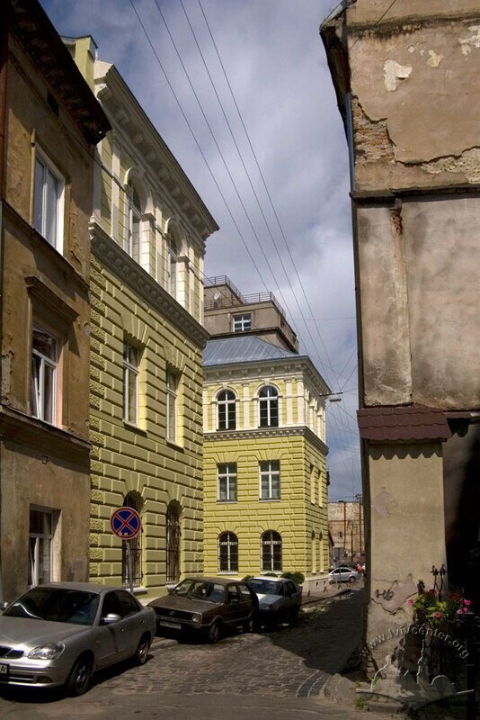 Просп. Шевченка, 9. Вигляд з південної частини вул. Нижанківського