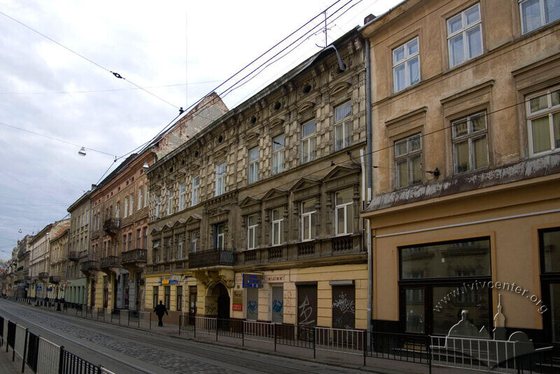Вул. Дорошенка, 31. Будинок в оточуючій забудові вулиці