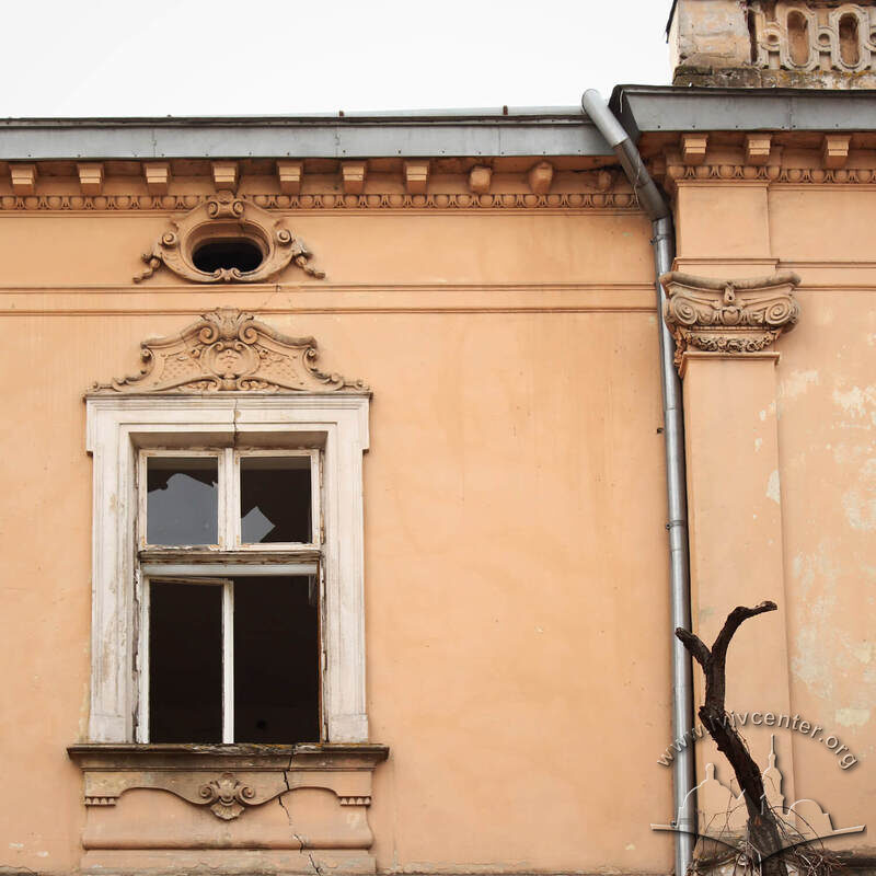Вул. О. Степанівни, 31. Вікно другого поверху на вуличному фасаді