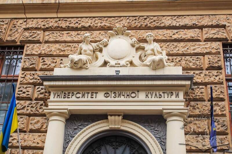 Вул. Костюшка, 11. Декор над вхідним порталом