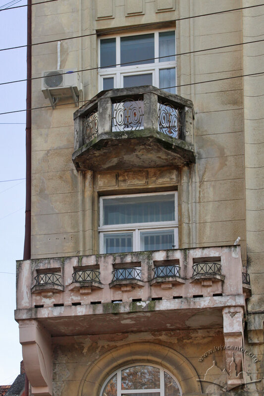 Вул. Дорошенка, 75. Балкони 2-го і 3-го поверхів