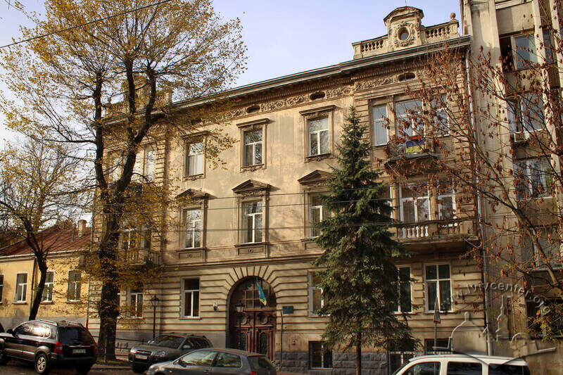 Вул. Листопадового чину, 26. Головний фасад будинку