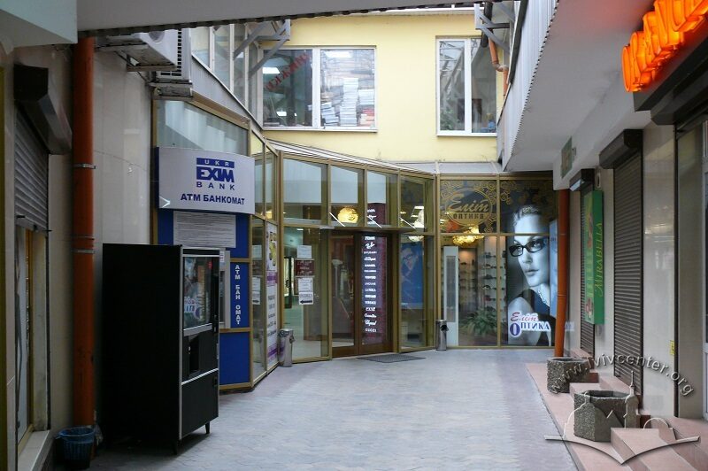 Пр. Свободи, 5. Фрагмент інтер'єру сучасного пасажу