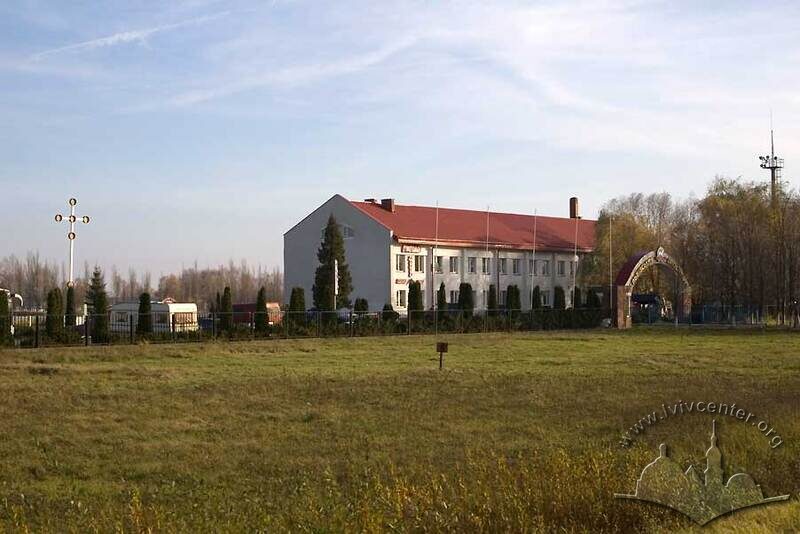 Вул. Стрийська, 133. Вхід на територію іподрому. Вигляд з вулиці Стрийської.