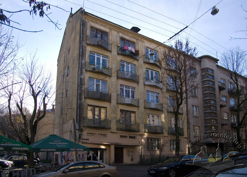 Вул. Дорошенка, 45. Вид на головний фасад будинку