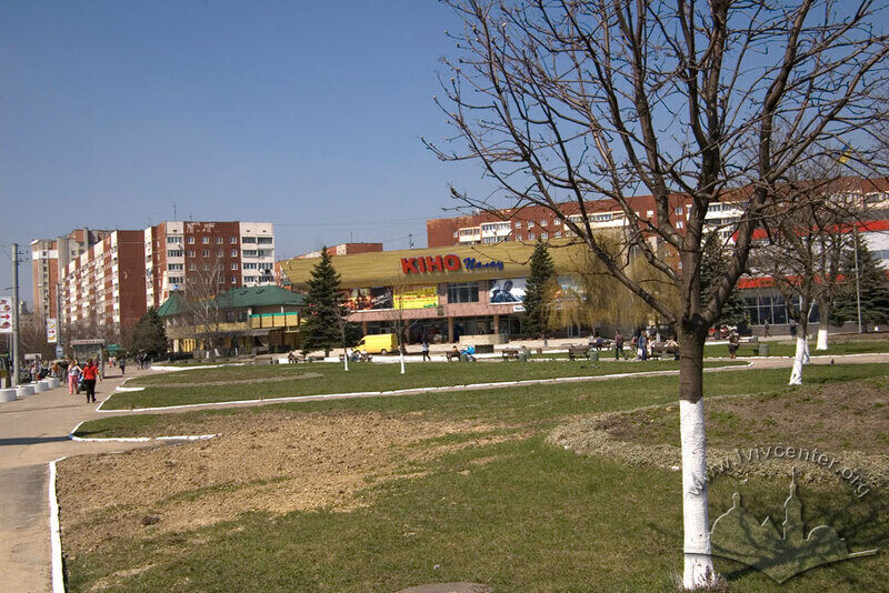 Просп. Червоної Калини, 81. Будинок кінотеатру посеред житлової забудови Сихова