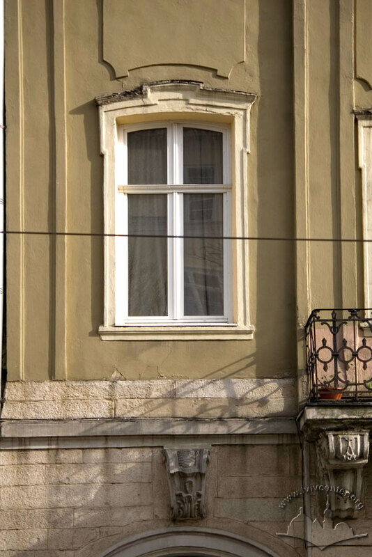 Пл. Ринок, 19. Вікно ІІ-го поверху