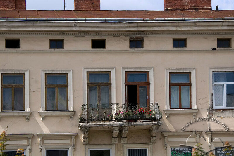 Просп. Шевченка, 8. Фрагмент фасаду в рівні ІІІ-го поверху