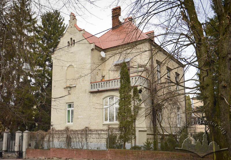 Вул. Галицької армії, 5. Загальний вигляд вілли з південно-західного боку