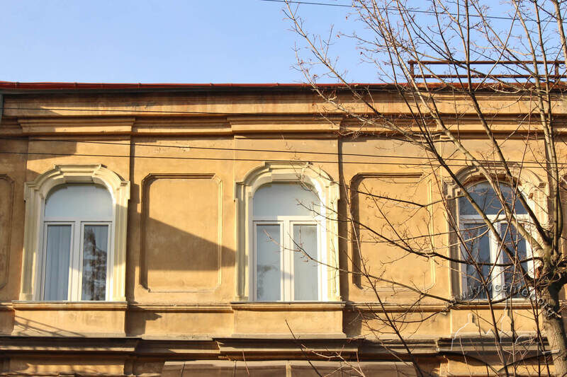 Вул. Дорошенка, 54. Вікна 3-го поверху