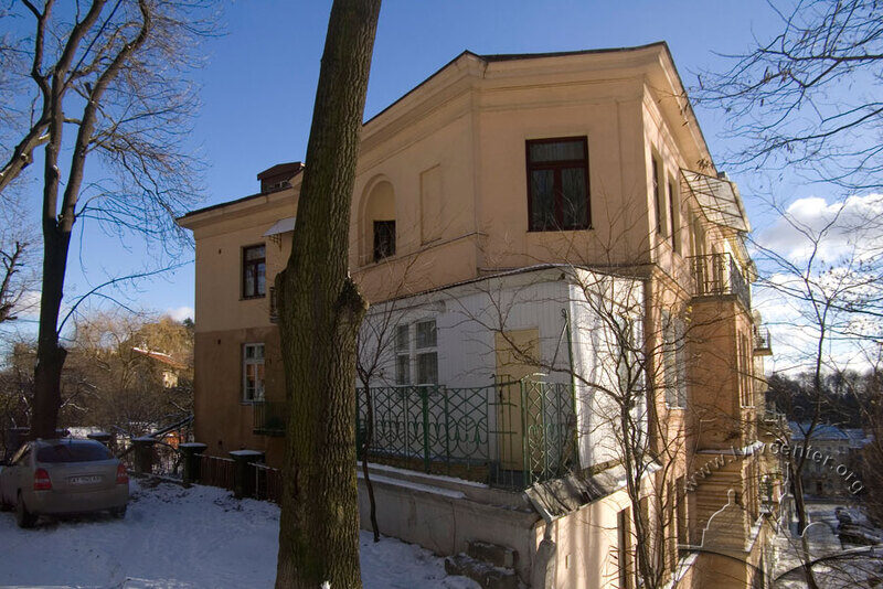 Вул. Княжа, 16. Північний фасад будинку з прибудовою.