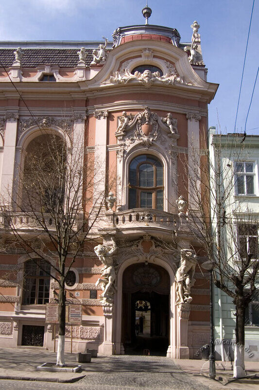 Вул. Листопадового чину, 6. Бічна частина головного фасаду