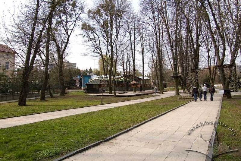 Вул. Горбачевського, 24. Вхідна алея