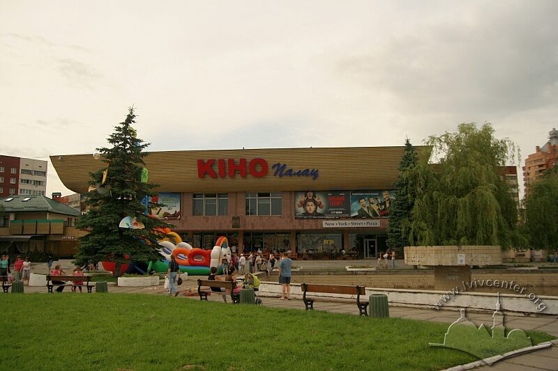 Просп. Червоної Калини, 81. Головний фасад кінотеатру
