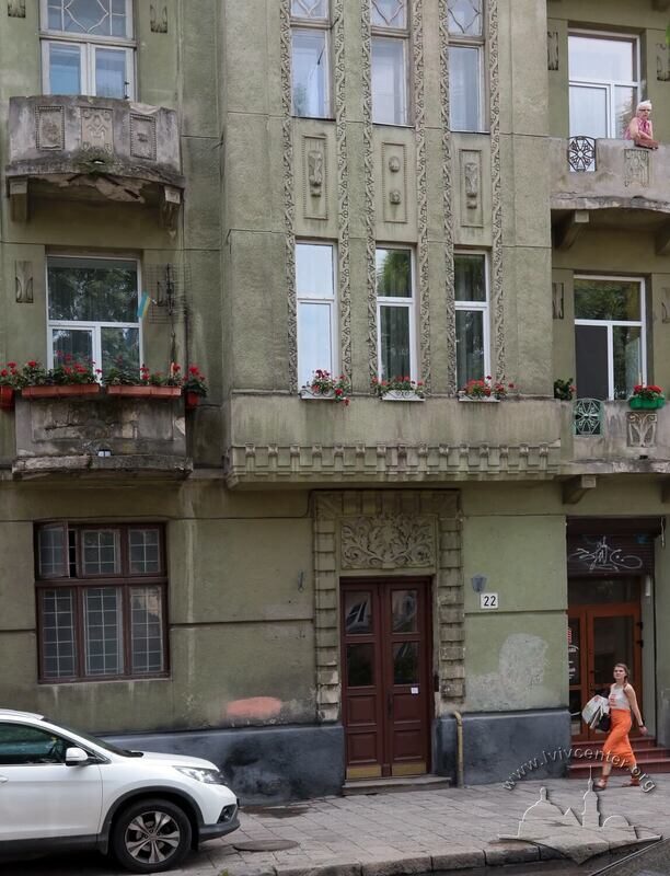 Вул. Левицького, 22. Центральна частина північного фасаду з головним входом