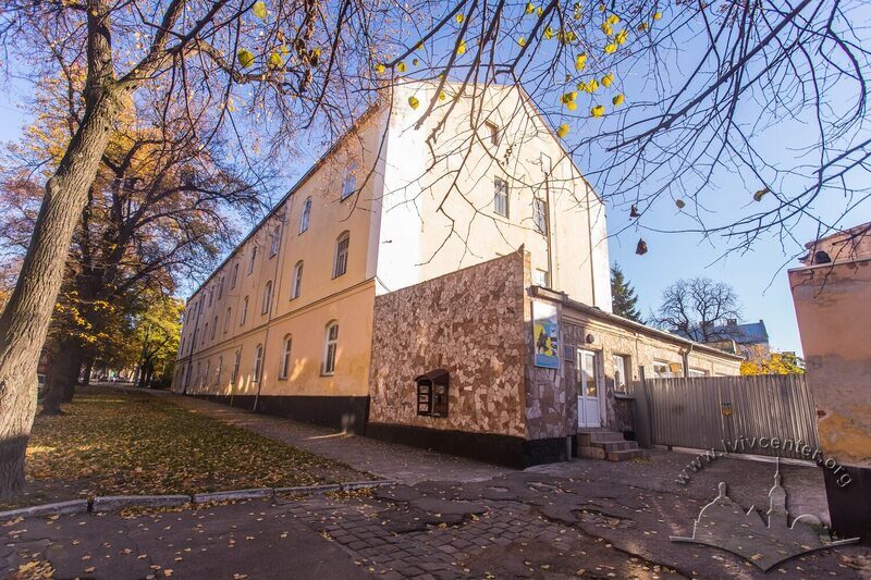 Вул. Лисенка, 12. Вигляд з вул. Лисенка, справа – прохідна на територію військової частини